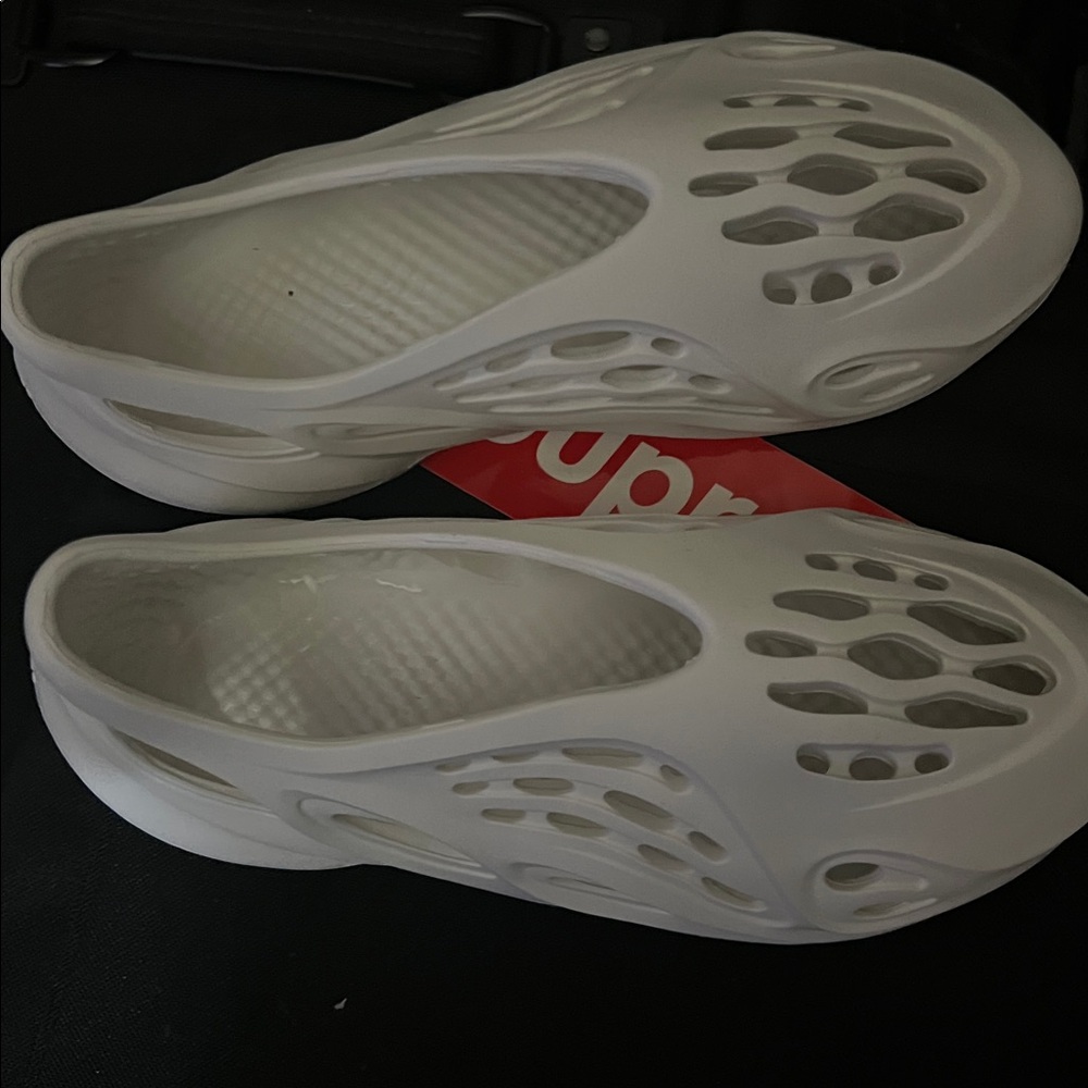 🔥🔥🔥White Yeezy adidas Foam Slip-On Shoes worn 3  times no box 📦 sorry